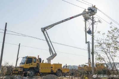 帶電作業(yè)換開關(guān) 保障供電迎冬峰