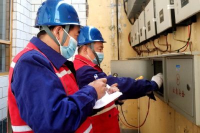 國(guó)網(wǎng)內(nèi)丘縣供電公司組織員工對(duì)轄區(qū)內(nèi)光伏用戶上門服務(wù)