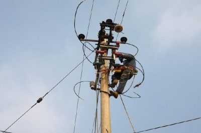 為10千伏李邢5328線更換電桿、金具