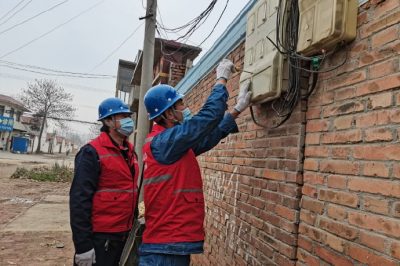 為客戶檢查計量裝置，檢查電表進(jìn)出線路