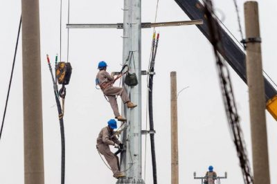 對(duì)10千伏莊家線33-56#桿開(kāi)展線路維修工作