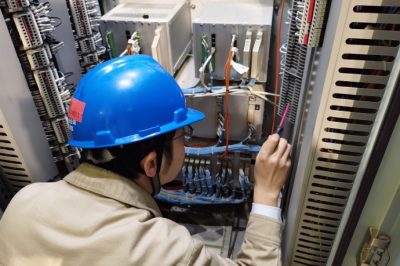 在110千伏湯埂變進(jìn)行1號(hào)主變保護(hù)定校工作