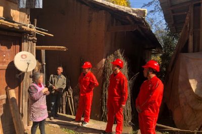國網重慶石柱供電公司員工在六塘鄉(xiāng)三匯村開展防冰聯動工作宣傳