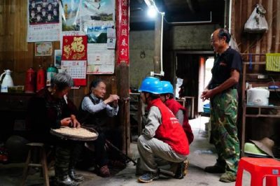 為老人家里檢查用電線路