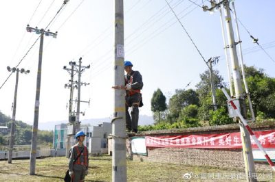 利用閑暇時(shí)間在實(shí)訓(xùn)基地開(kāi)展登桿培訓(xùn) .