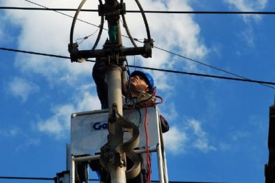 對220千伏躍立變電站為刀閘進行“體檢”