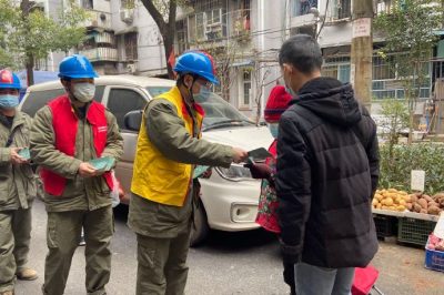 為社區(qū)孤寡老人普及用電安全知識(shí)、檢查用電安全