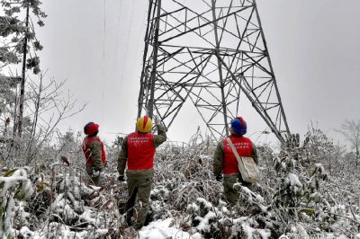 雪天巡視35千伏官瓦竹線(xiàn)鐵塔