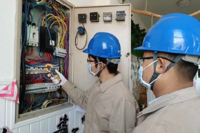 對(duì)校園內(nèi)外的電力線路、設(shè)備安全隱患進(jìn)行全面排查