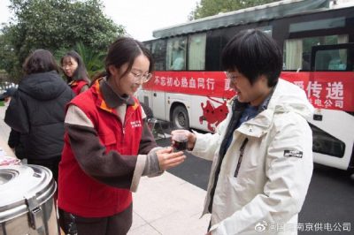 開展“不忘初心熱血通行??勇?lián)姑寪蹅鬟f”無償獻(xiàn)血活動