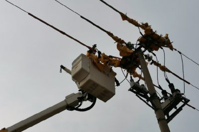 10千伏吳莊一線70號桿進(jìn)行帶電加裝絕緣護(hù)套及消缺工作