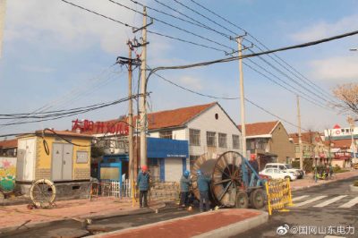 在10千伏威海路線開(kāi)展敷設(shè)電纜工作 在10千伏威海路線開(kāi)展敷設(shè)電纜工作