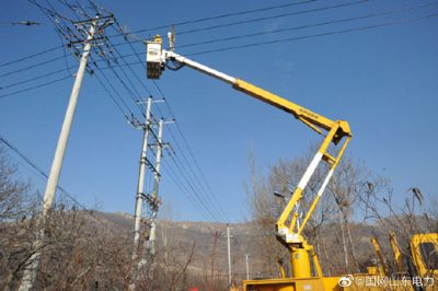 到10千伏團(tuán)埠線墁子支線5號桿處開展帶電改接作業(yè)