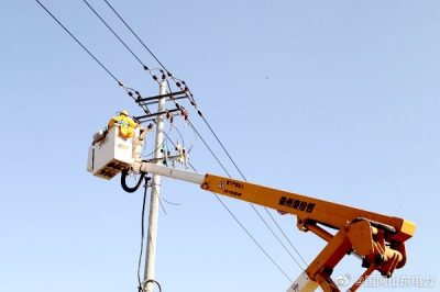 在10千伏安屯線19號桿處開展帶電作業(yè)