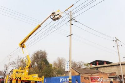 對(duì)齊家村4號(hào)臺(tái)區(qū)支線1號(hào)桿實(shí)施帶電作業(yè)