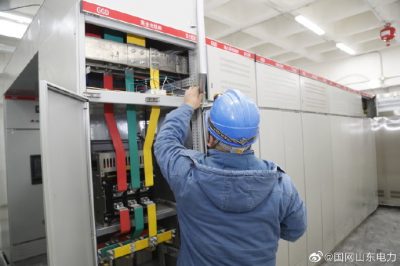 在某新建小區(qū)配套工程配電室進行電表箱、電表的安裝工作