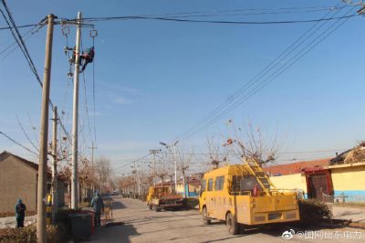 對10千伏昌西線全家?guī)X支線17號桿進行令克、避雷器安裝