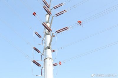 對(duì)新建線路進(jìn)行防震錘、間隔棒的安裝作業(yè)