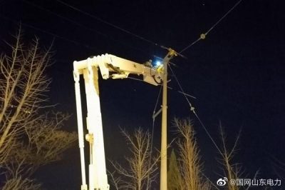 在10千伏苘東線38號桿進(jìn)行帶電接火工作