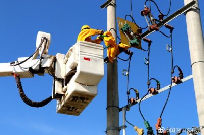 在10千伏朱崗寺線(xiàn)45號(hào)桿處進(jìn)行帶電消缺作業(yè)