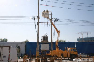 在10千伏黃莊線19號(hào)桿上開(kāi)展不停電安裝接地環(huán)