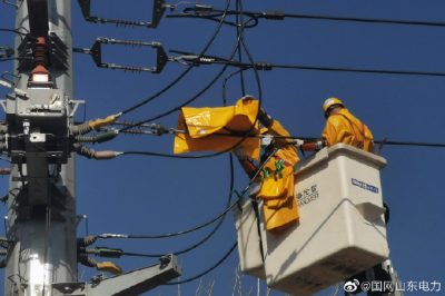 嚴(yán)寒中帶電搶修保供電 嚴(yán)寒中帶電搶修保供電