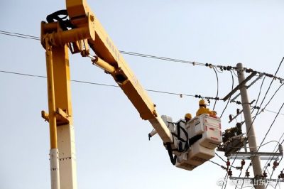 為10千伏大莊線洼宋支線3號桿實(shí)施帶電接火 為10千伏大莊線洼宋支線3號桿實(shí)施帶電接火