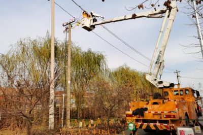 對10千伏魏東一線廚房設(shè)備加工廠新上200千伏安變壓器實施帶電接火