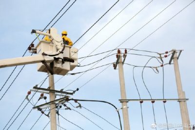 新增200千伏安配變實施帶電接火作業(yè) 新增200千伏安配變實施帶電接火作業(yè)