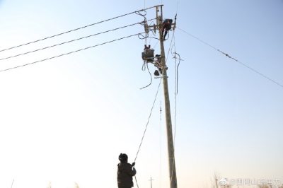 隊10千伏青倉線部分老舊線路設(shè)施進(jìn)行改造施工