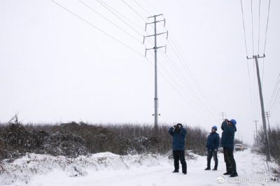 國網(wǎng)昌邑市供電公司輸電運檢班工作人員迎戰(zhàn)風(fēng)雪