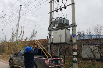 對舊城鎮(zhèn)云莊村煤改電線路設(shè)備進(jìn)行巡視測溫