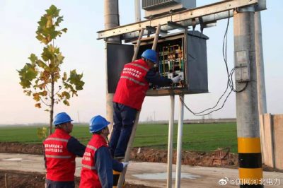 在隆堯縣孟村9號等農(nóng)業(yè)變壓器臺區(qū)開箱巡視設備