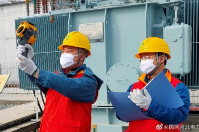 運(yùn)維人員對轄區(qū)變電站進(jìn)行測溫巡視