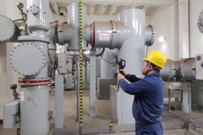 在110千伏大征站為電力設備“體檢測溫”