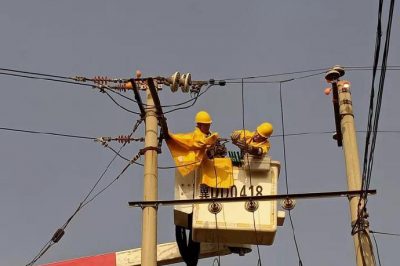 在10千伏友誼031線路紀莊支線21號桿進行帶電接引流線作業(yè)