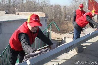 國網邢臺市任澤區(qū)供電公司開展變壓器增容帶電作業(yè)