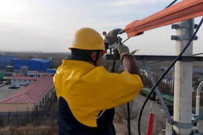 對10千伏鋼廠線050路125號桿進行帶電接引工作