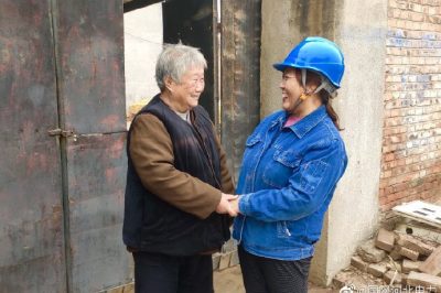 一邊幫助檢查室內(nèi)用電線(xiàn)路，消除用電隱患