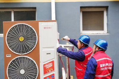 為村民檢查供暖設(shè)備，確保設(shè)備運(yùn)行正常