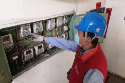 對(duì)鄉(xiāng)鎮(zhèn)居民多處電表箱進(jìn)行檢修