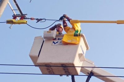 對10千伏592西田線西田村內(nèi)分支07號桿進(jìn)行帶電綁扎絕緣子