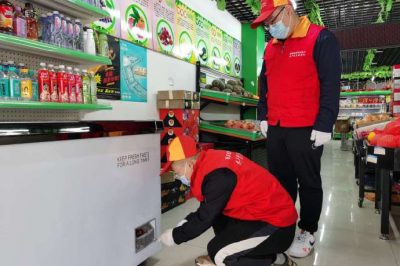 在轄區(qū)超市、門店進(jìn)行安全用電檢查