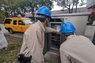 初始化集中器，對接線盒等地方的螺絲進行緊固