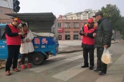 深入到街道各攤點(diǎn)、超市等處指導(dǎo)客戶登錄“網(wǎng)上國網(wǎng)”交納電費(fèi)