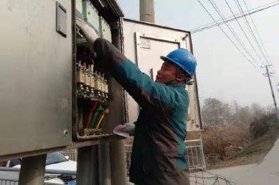 國(guó)網(wǎng)沛縣供電公司敬安供電所組織人員開(kāi)展低電壓臺(tái)區(qū)專項(xiàng)治理