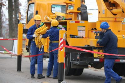 在慈城鎮(zhèn)彭山變五星線60號桿帶電新裝智能開關(guān)1臺(tái) 在慈城鎮(zhèn)彭山變五星線60號桿帶電新裝智能開關(guān)1臺(tái)