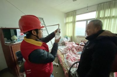 為山區(qū)孤寡老人、低保戶檢查家中用電線路，并現(xiàn)場講解安全用電知識