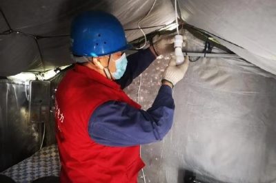 共產黨員服務隊為縣城小區(qū)疫情值班點接上臨時電源