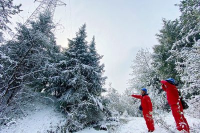 從容應(yīng)對(duì)冰雪季 踏雪巡檢保供電